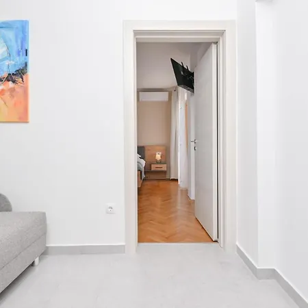 Modern Ana Малинска