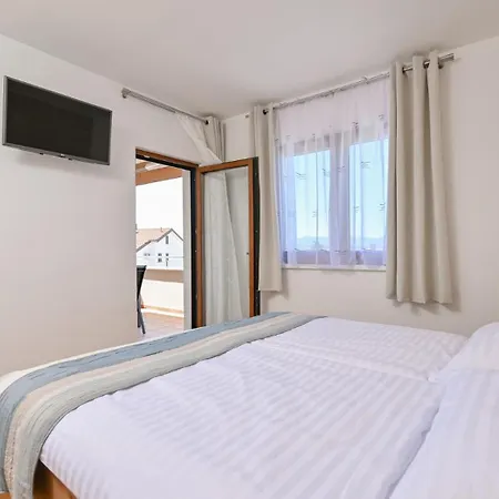 Modern Ana Малинска